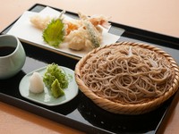 喉越しの良い蕎麦と、揚げたての天ぷらの組み合わせです。野菜は旬のものを使用しています。