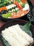 名物の鍋料理です。【今井】のこだわり出汁をたっぷり使用。旬の素材と、もちもちとした大阪うどんを楽しめます。持ち帰り用は全国おもたせランキングで常に上位に。