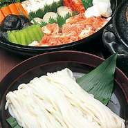 旬の素材と大阪うどん、そして【今井】の出汁を楽しむなら、名物の『うどん寄せ鍋』。鍋料理は2人前から。
