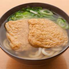 黄金色の透き通った出汁にふっくらおあげさんの『きつねうどん』