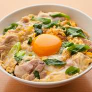 出汁の旨味と鶏、玉子の美味しさの合わせ技が楽しめます。長年のファンも。【今井】の丼物で一番人気です。