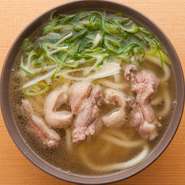 鴨は旨味たっぷりのモモ肉を使用していますので、【今井】のこだわりの出汁との相性も抜群です。