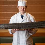 素材は産地にまでこだわっています。昆布は、北海道道南の黒口浜産、サバ節とウルメ節は枕崎産のものを使用しています。「出汁の今井」と称されることに恥じぬよう、出汁の味を守っています。