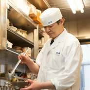 出汁にこだわるのは素材選びだけではありません、鮮度にもこだわります。作り置きしないのが【今井】流。風味を損ねないように、そして素材の持ち味を引き出しながら、一品一品丁寧に調理していきます。
