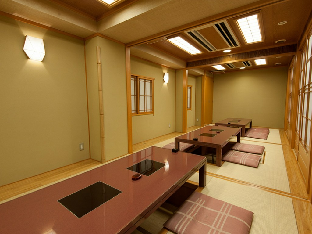 接待や宴会、食事会は、掘りごたつ式の個室でゆったりと　