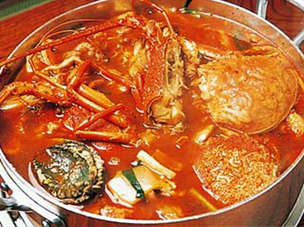 撮影用で気持ち大盛りとはいえ、直径30cmの鍋が不沈艦の趣