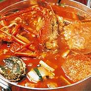 ほどなく煮立つと、これでもかと赤い七味の雨が降る。根こそぎかき混ぜてブイヤベース風に。