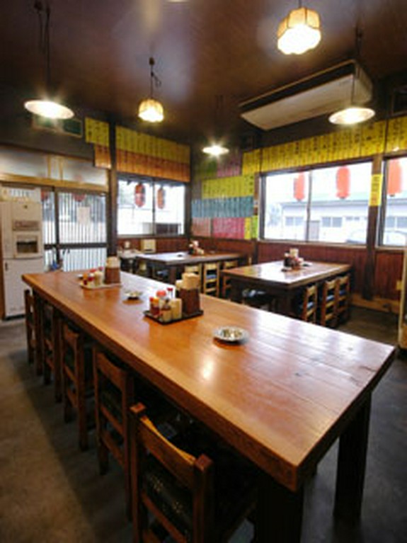 昭和のレトロな雰囲気の「だるま家本店」