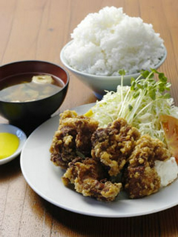 昼も夜もボリューム満点の定食を御用意