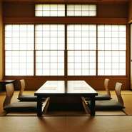  当店自慢の料理を落ち着いた個室でゆっくりとご堪能下さい。会食や法事などの様々なシーンにご利用頂けます。