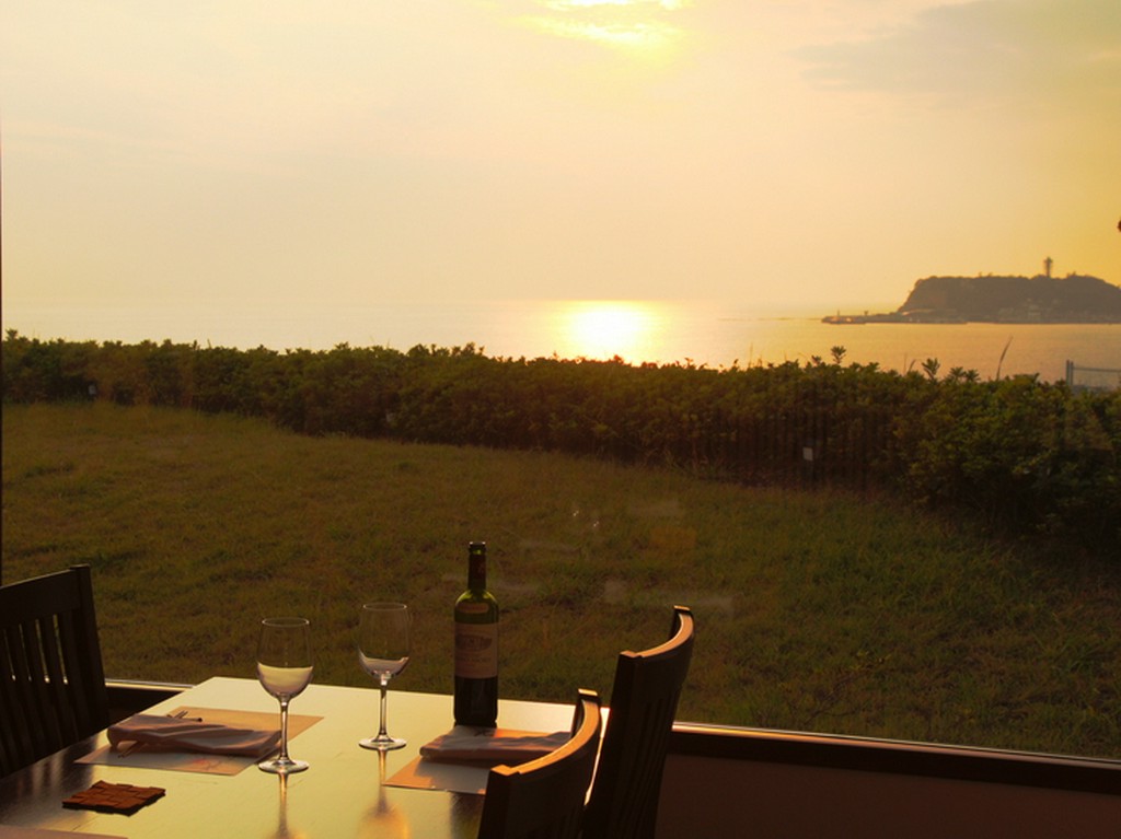 江ノ島の美しい景色を眺めなら美味しい食事が楽しめます