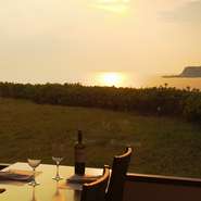 テーブル席から見える江ノ島の景色は、一日の中でも様相が変わります。昼の海の輝き、夕日、ライトアップによる夜景など、また季節によって富士山が見える日もあります。美しい景色を眺めながら料理が堪能できます。