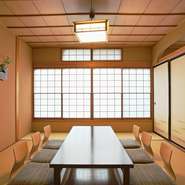 家族や親戚を囲んでのお祝いごとに人気のある16名様までお座敷や、年配の方が足を崩せる6名様までの堀ごたつの個室も利用できます。