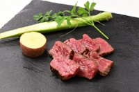 逸品料理・サラダ・ごはん・味噌汁・香の物
国産牛鉄板焼き