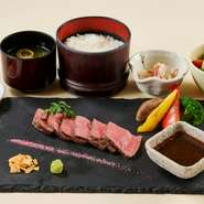ご飯／味噌汁／サラダ／小鉢／香の物　付き