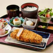 ご飯/味噌汁/サラダ/小鉢三種/香の物　付き