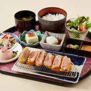 ご飯／味噌汁／サラダ／小鉢三種／香の物　付き
