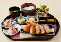 ご飯/味噌汁/サラダ/小鉢三種/香の物　付き