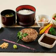 ご飯/味噌汁/サラダ/小鉢/香の物　付き