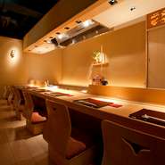 能舞台をイメージしたカウンター席では、料理人の技が見られます