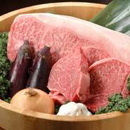 黒鮑や伊勢海老など、日本全国から仕入れた魚貝も、刺身や鉄板焼きで楽しめます。