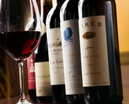 ご希望の銘柄、葡萄品種などご用意いたします。また、事前のご予約を頂ければ、ロマネコンティなどの超高級品もご用意いたします。