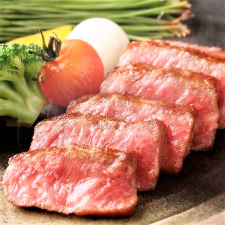 【GINKUMA】Paket (7 hidangan): Paket klasik yang menampilkan steak daging sapi bagian pantat Wagyu Sapi Hitam Jepang panggang.