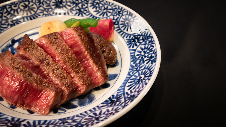 活動主辦單位請注意！ 「輕食套餐」<共6道菜> 12,980日圓 道地日本料理及黑毛及牛鐵板燒，含無限暢飲（數量有限）