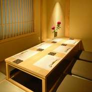 掘りごたつ式の個室。小さなお子さんのいるファミリーにもおすすめです。お祝い事や顔合わせなどの場面にもご利用ください。ゆったり飲んびりできるお席でのお食事を・・・。