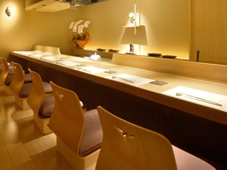 お座敷風カウンター、全8席