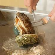 素材を生かしつつ調理した鮑の鉄板焼きは絶品の一品です