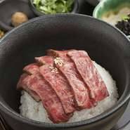 24席ある店内でお客様がゆっくりと料理を堪能できるようにと、ランチタイムのみ1日10食に限定。開店時には満席になってしまう人気のメニューです。落ち着いた店内で、背筋を正して食べたくなるおすすめの一品です。