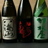 例えば日本酒では久保田万寿、八海山、獺祭二割三分、獺祭スパークリングや、焼酎では佐藤黑、魔王、村尾、森伊蔵、十四代など、有名銘柄も取り揃えております。