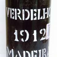ポルトガルのマディラ島で造られる100年以上前の
酒精強化ワイン。食後に、思い出に残る一杯を
お楽しみください。