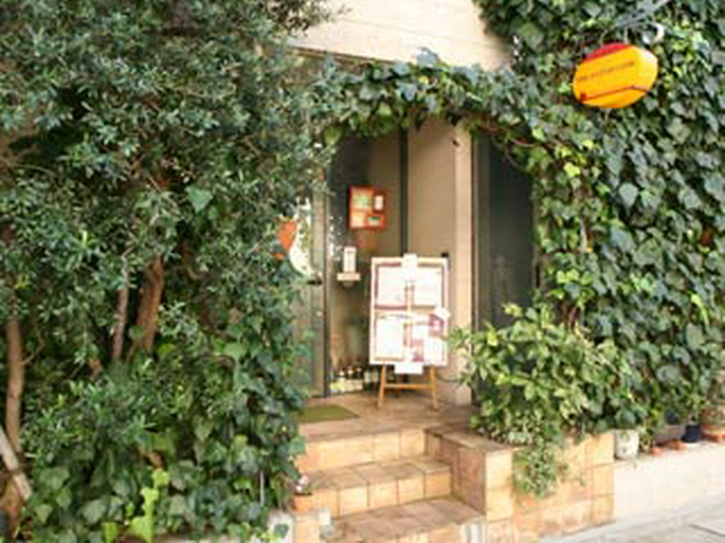 住宅街に佇む、蔦に覆われたおしゃれな店構え。