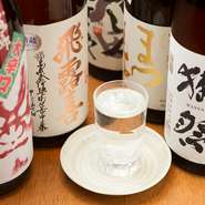 伝統的な豆腐料理には、なんといって日本酒が相性抜群。純米にこだわり、全国各地から取り寄せた6種類の日本酒を揃えています。