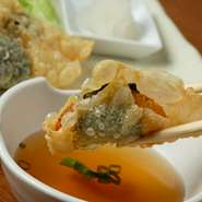 大和芋を生湯葉で包んで磯辺揚げ風に。外はカリカリ、中はトロトロの食感です。