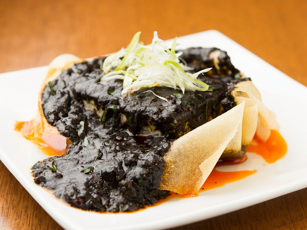 スパイシーで濃厚な風味の『黒胡麻の麻婆豆腐』