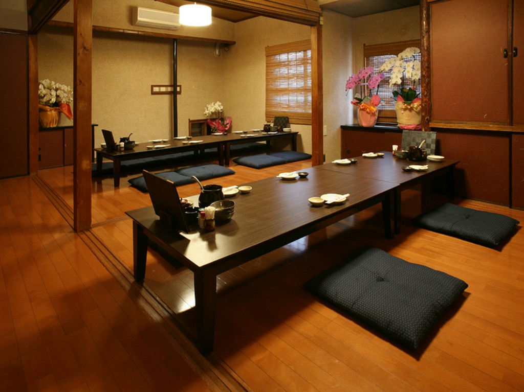 座敷席は宴会場に最適。幅広い世代に人気の料理が並びます