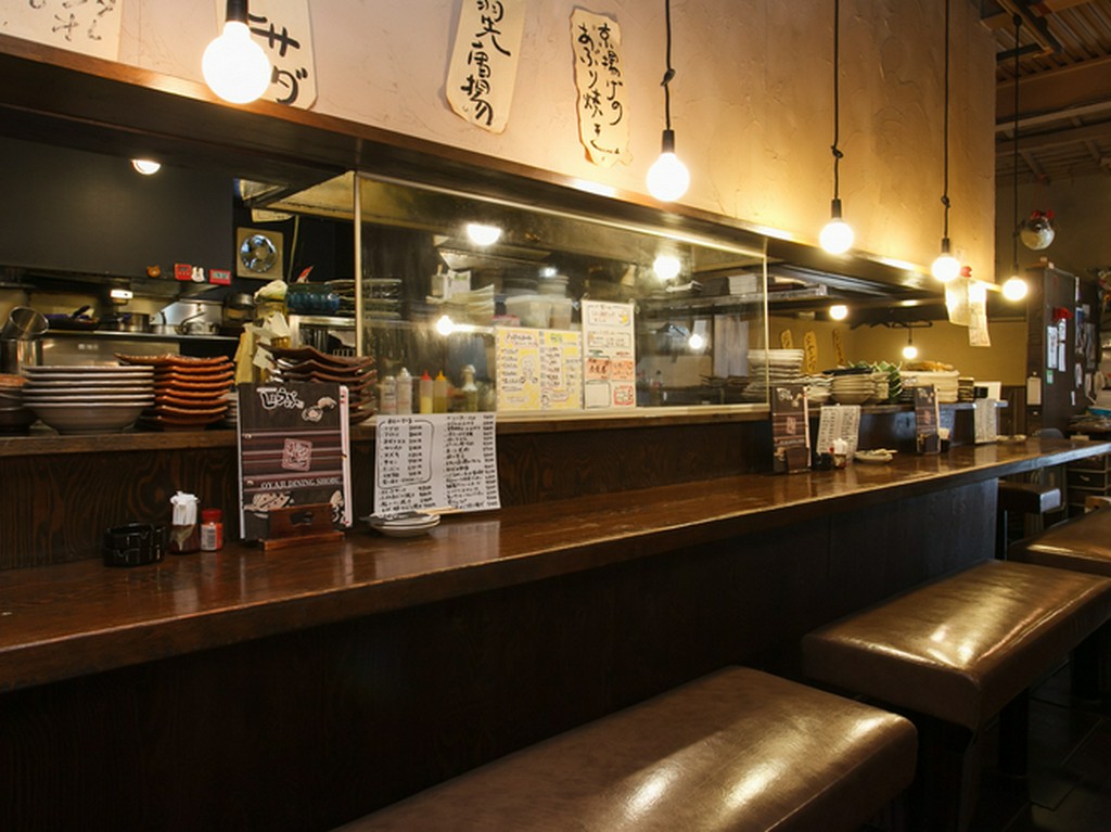 1人でも気持ち良く食べて飲めるカウンター席があります