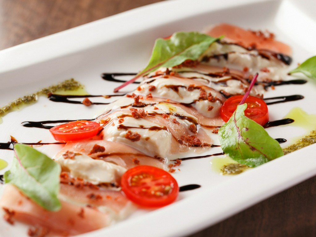 『生ハムと湯葉のミルフィーユ』にはバルサミコ酢でひと工夫