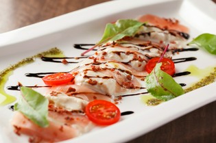 意外性のある組合せが絶品の『生ハムと湯葉のミルフィーユ』