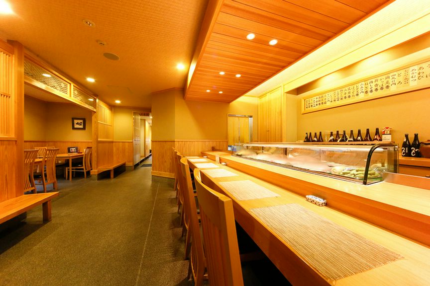 木を基調とした広々とした店内