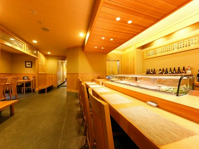 木を基調とした広々とした店内