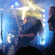 ステージは1日5回。往年のロックナンバーをギンギンに響かせる。テクニックやそのプレイスタイルはまさに本物。あの頃の感動をそのままに。日頃のストレスを吹っ飛ばそう！