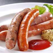 海外の方からも好評の3～4種類のソーセージの盛り合わせ。味にも変化を付けられ、2～3名様で食べれるボリュームなので仲間同士でシェアがお勧めです。お酒のお供におつまみとしてどうぞ。