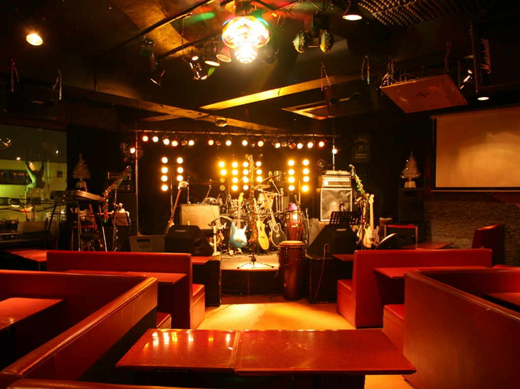 広いステージは貸切もできる。