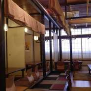 落ち着いた雰囲気のゆったりとした座敷席でくつろぐひととき。