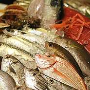船から直送の自慢の鮮魚。仕入れによって毎日替わる漁師料理あり