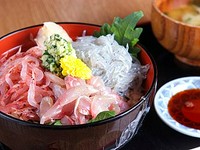 「ぬまづ名産あじ干物」の炊き込みご飯に、生しらす・桜海老・アジたたきがのった漁師風どんぶり。